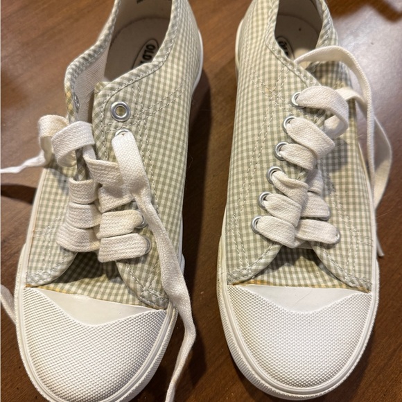 Old Navy Shoes - Old Navy Gingham Lace-Up Sneakers - Cream and White